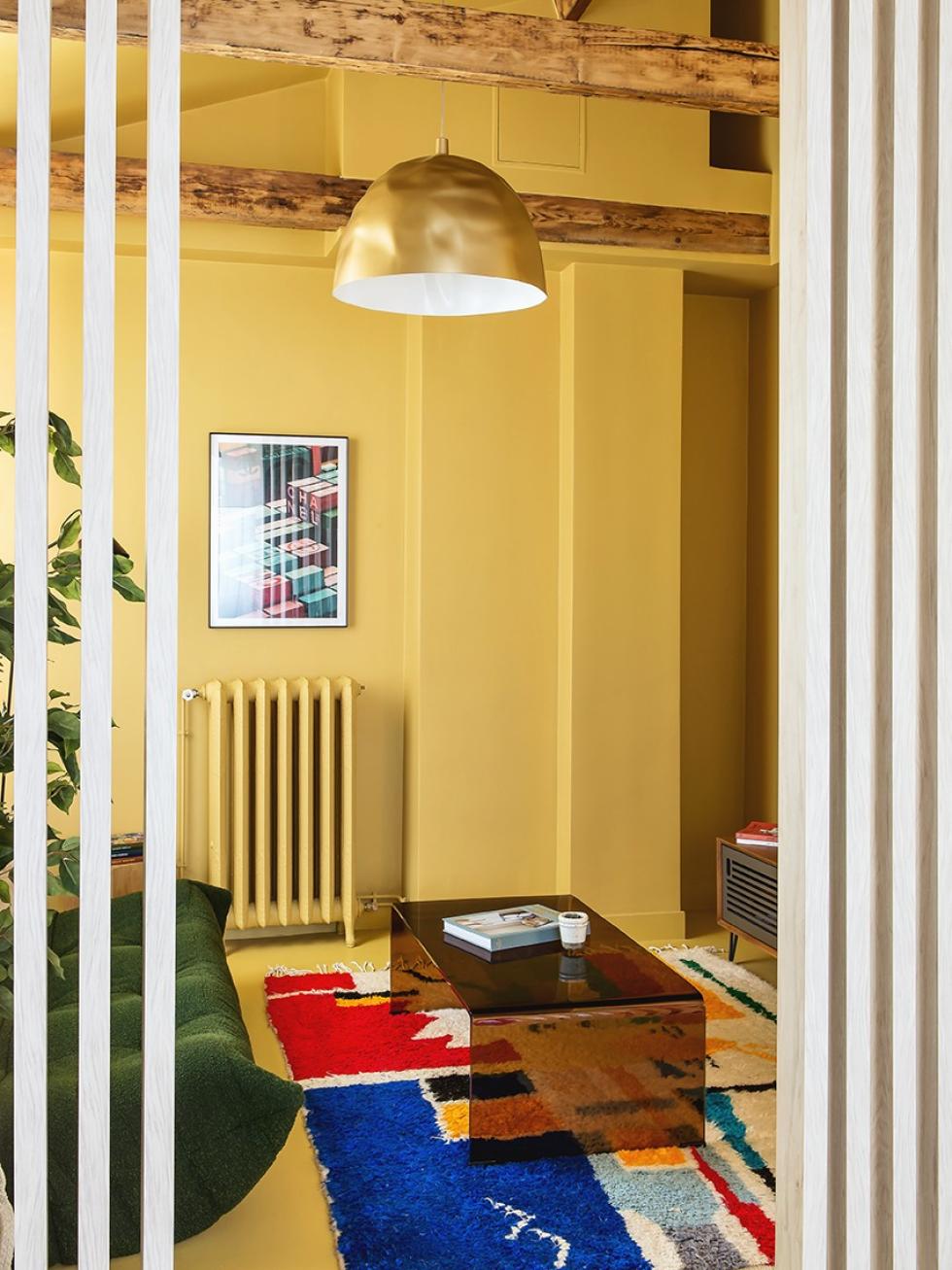 Salon TV  chez Lucie Socrate - ⓒ Hervé Goluza pour Plum Living