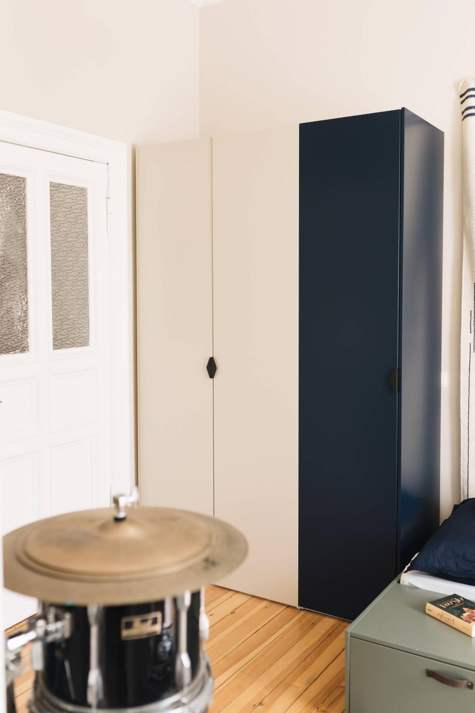La chambre du fils de Tanja - dressing Bleu nuit et Lin