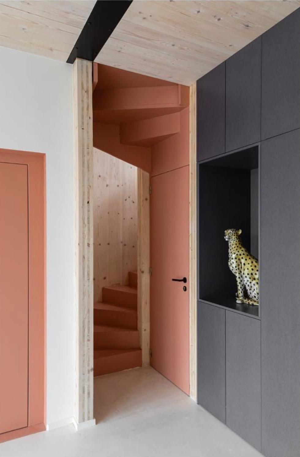 Entrance in pink & grey