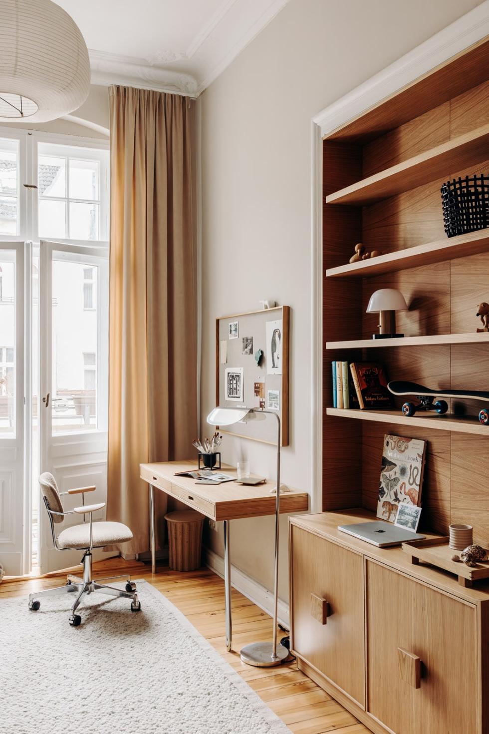 Un bureau avec buffet et étagère en Chêne naturel