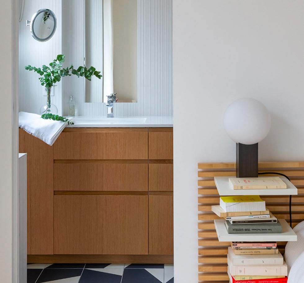 Bathroom cabinet in natural oak, with white worktop.