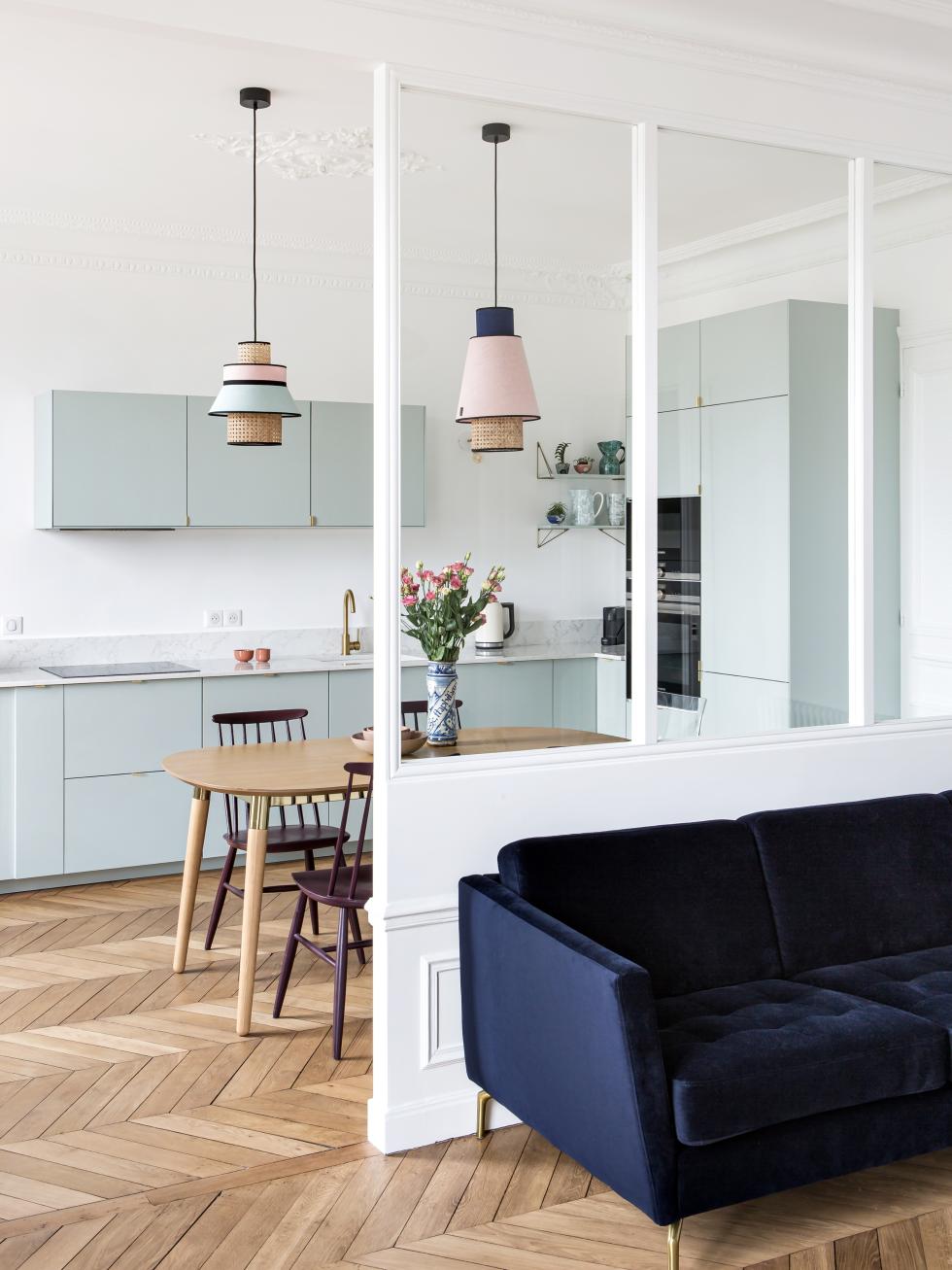 Kitchen in Green 01 - Amandier grisé white glass partition