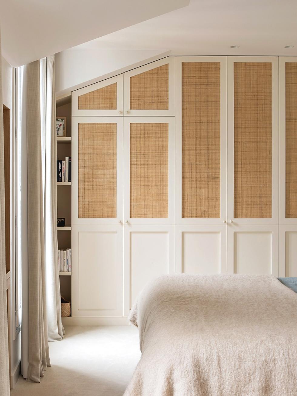 Home Tour, a duplex renovated by Cyrielle Wattinne, the dressing room