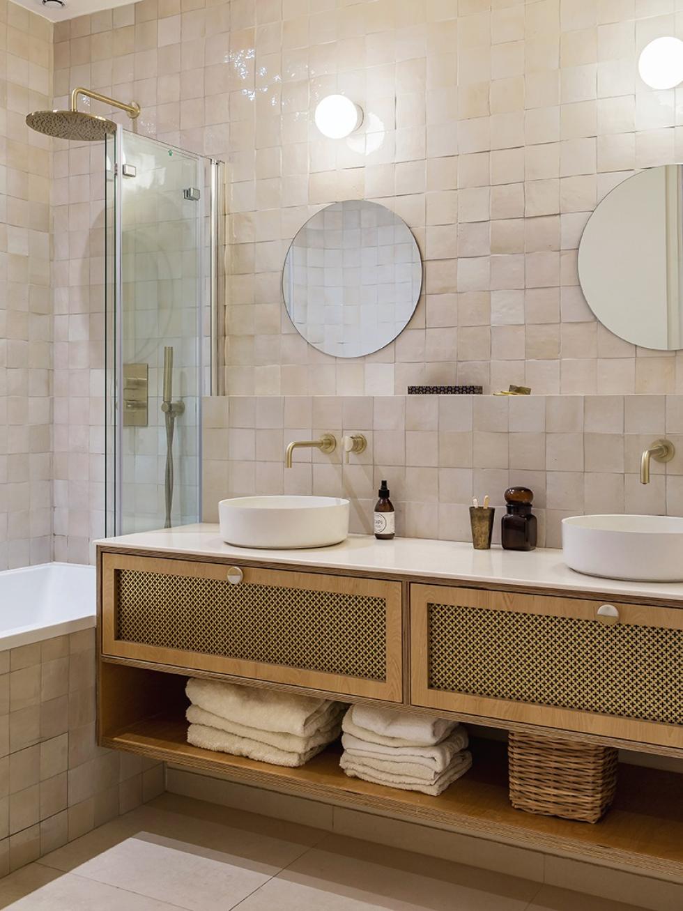 Home Tour, a duplex renovated by Cyrielle Wattinne, the children's bathroom