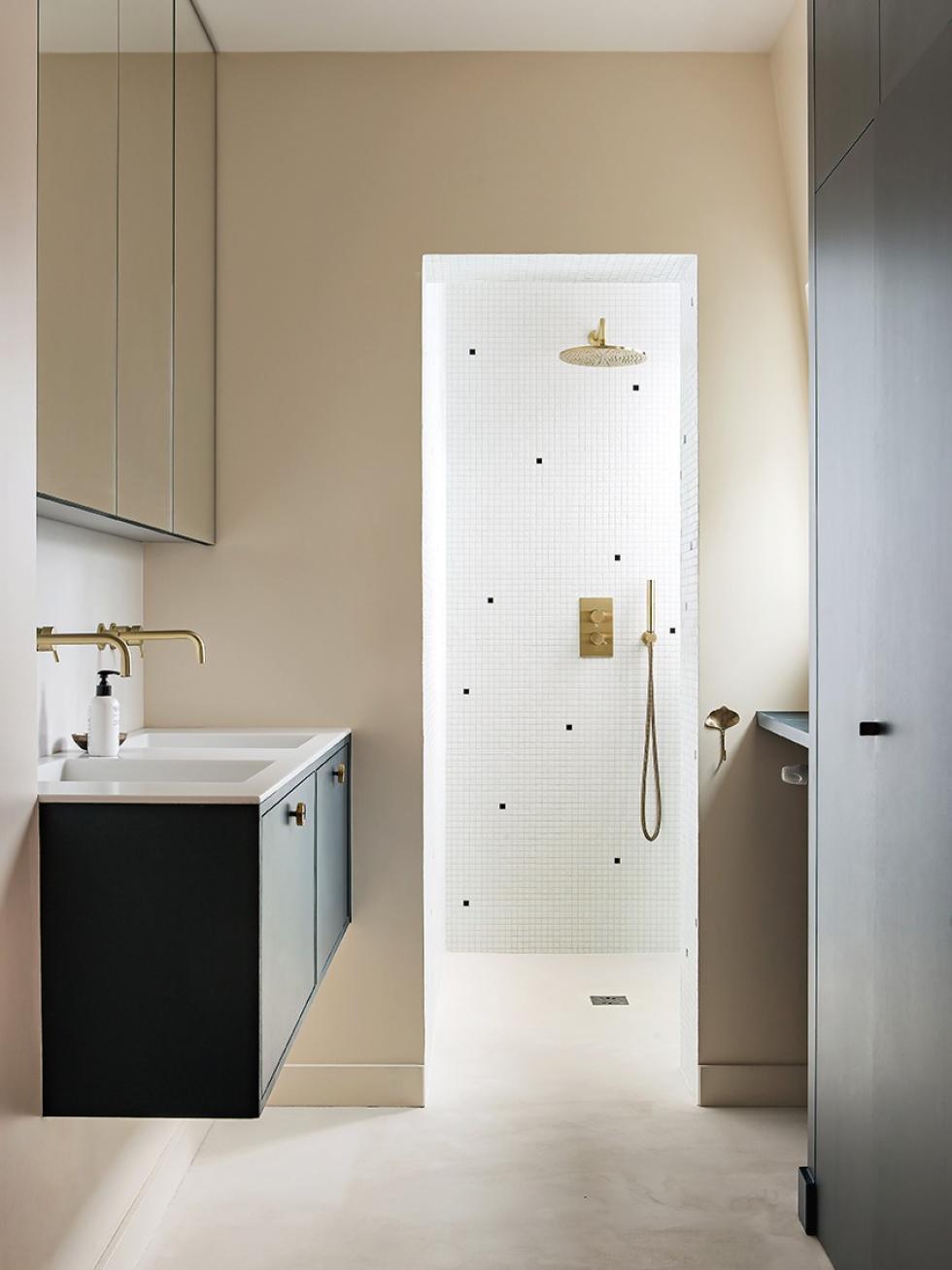 Home Tour, a duplex renovated by Cyrielle Wattinne, the parental bathroom