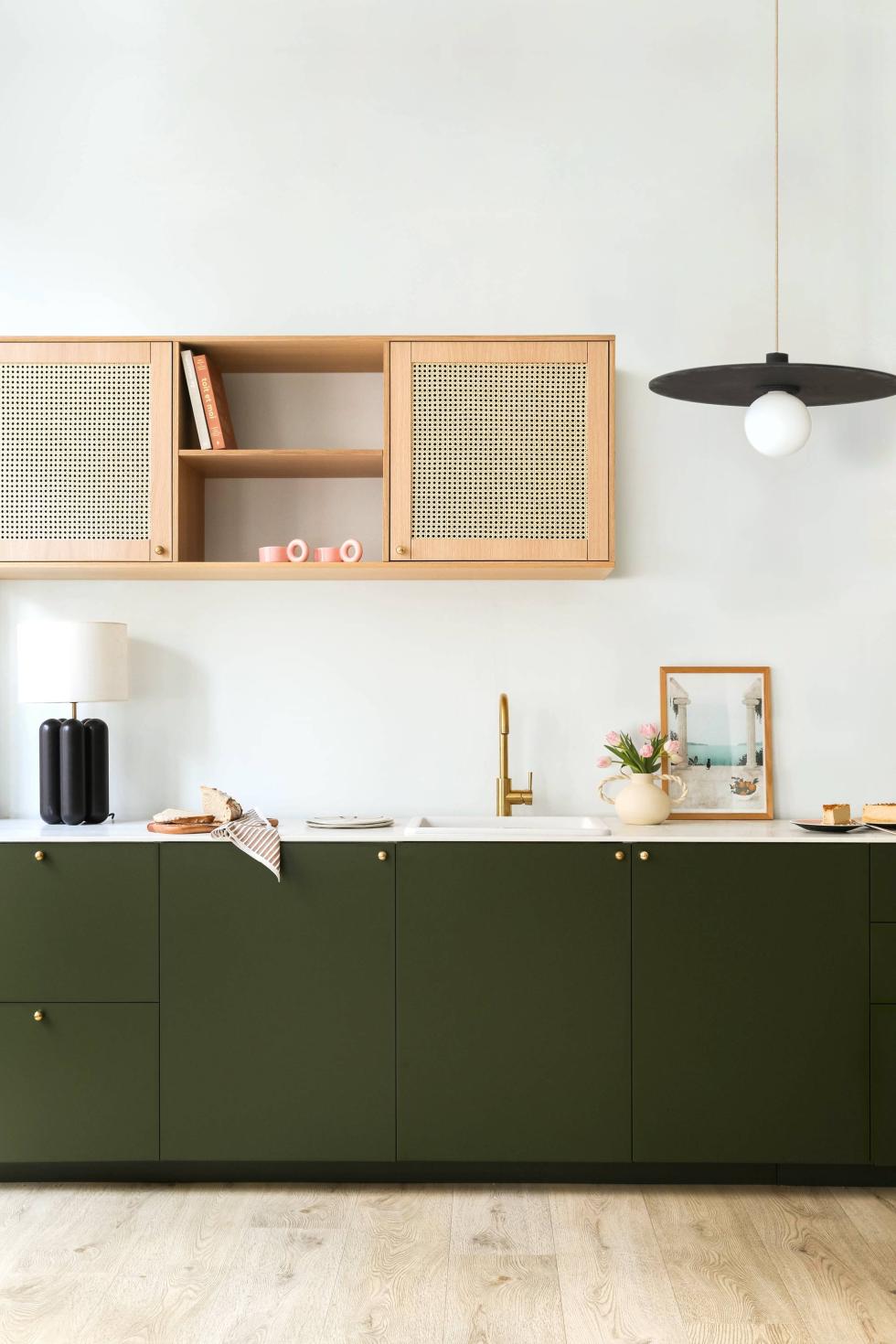 Küche in Olive mit Fronten im Rattan-Design.