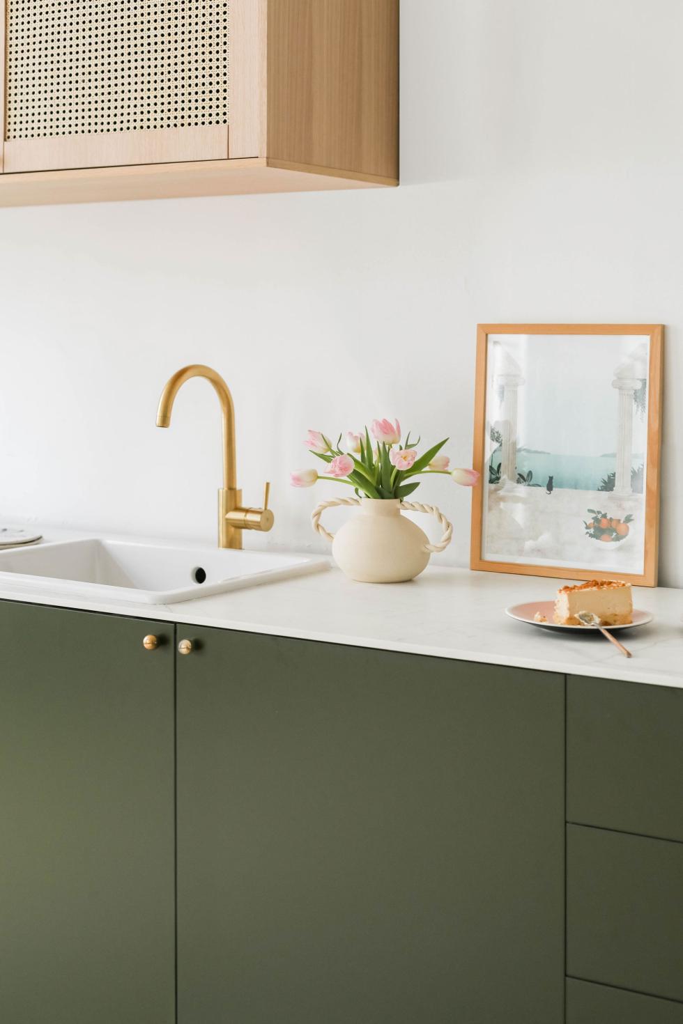 Küche in Olive mit Fronten im Rattan-Design.