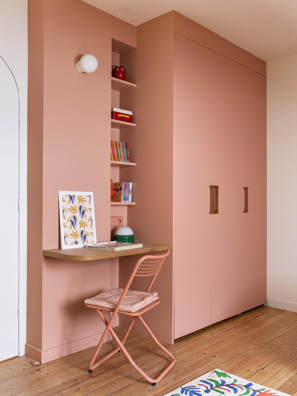 Kinderschreibtisch und begehbarer Kleiderschrank in Pink Blush.