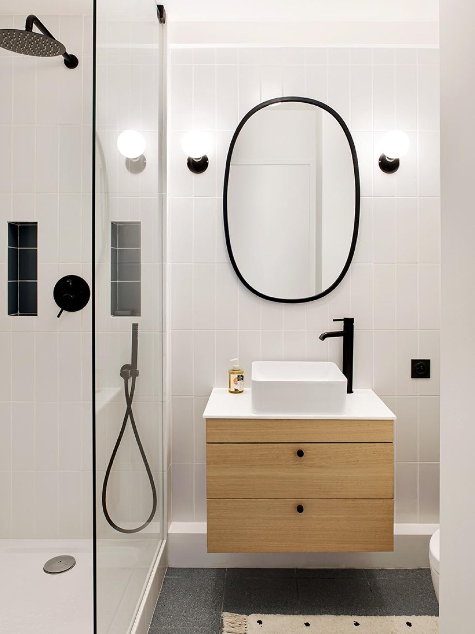 Bathroom in oak black & white