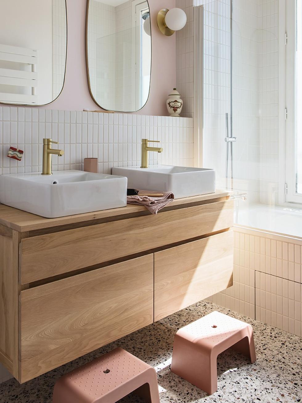 La salle de bain de Lucie Socrate - ⓒ Hervé Goluza pour Plum Living