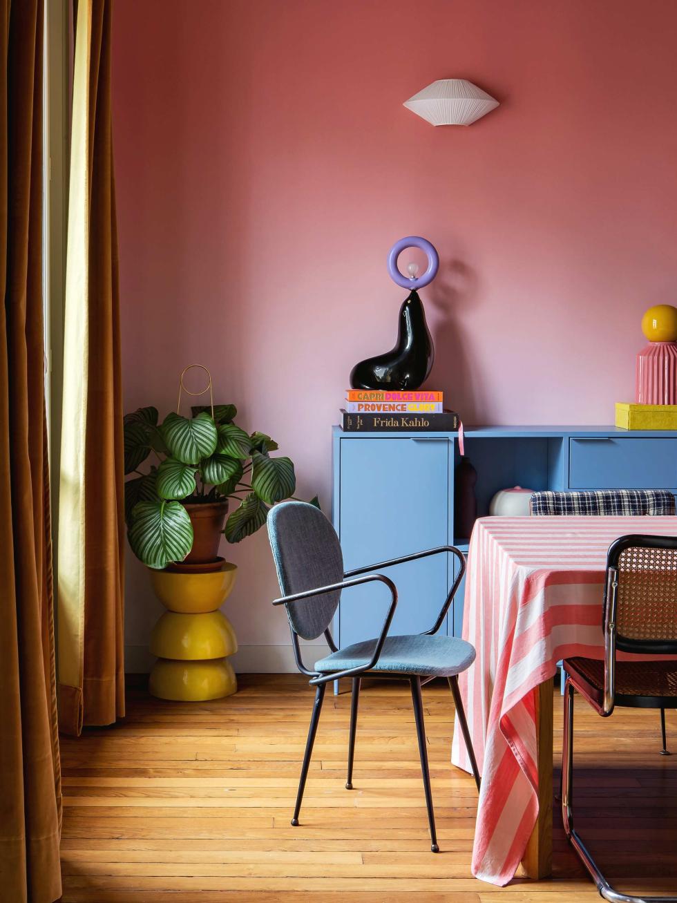 Le salon de Lisa Gachet : mur vert et canapé gris en velour côtelé.