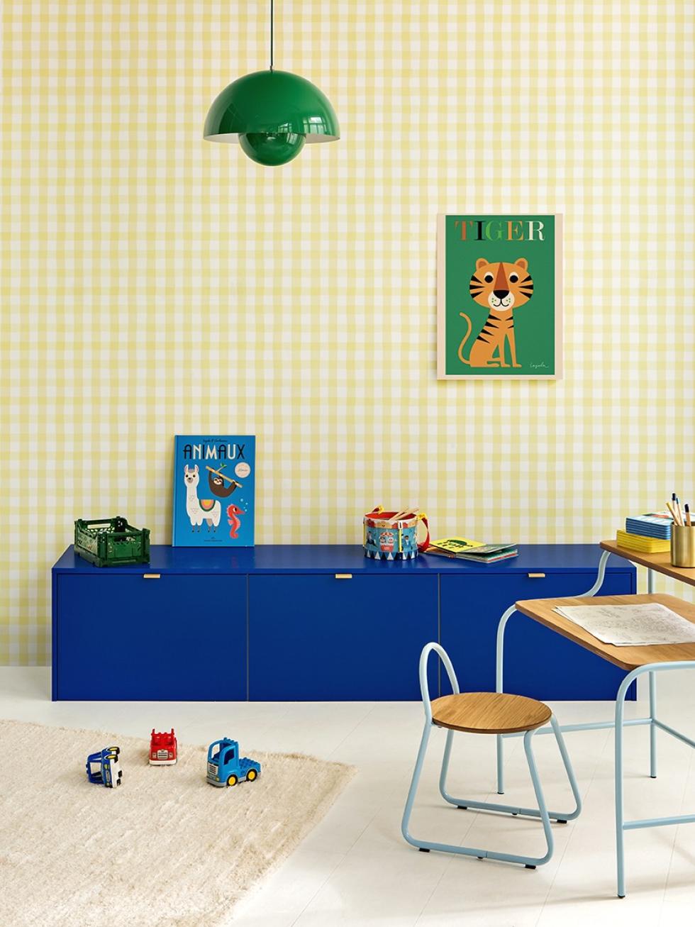 Banquette bleu electric avec papier peint vichy Jaune