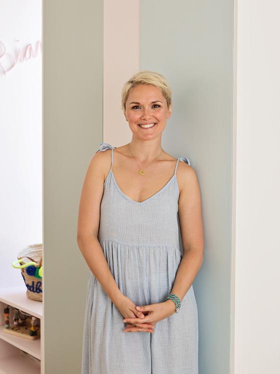 La bibliothèque de Lucie Socrate - ⓒ Hervé Goluza pour Plum Living
