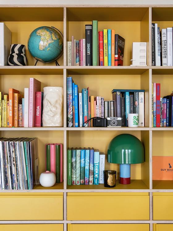 La bibliothèque décorée Jaune de Lisa Gachet.