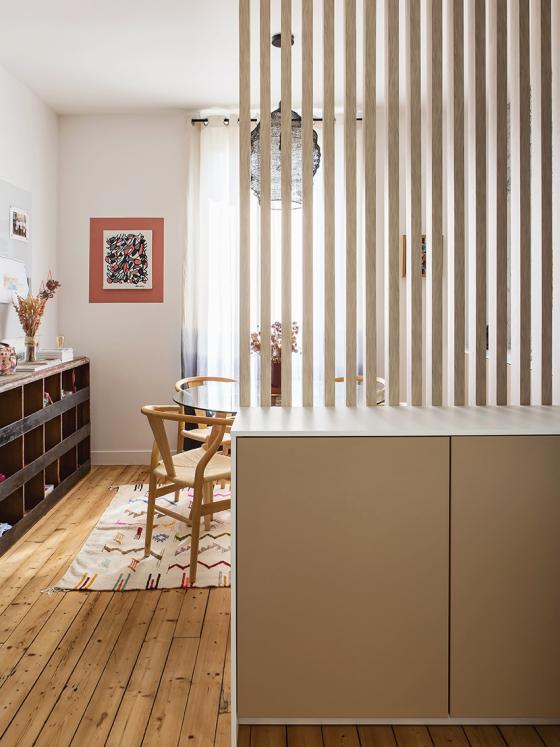 La claustra du salon de Lucie Socrate - ⓒ Hervé Goluza pour Plum Living