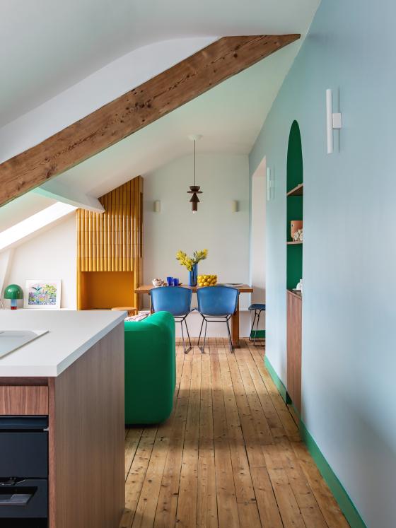 Familien-Dachgeschosswohnung im farbenfrohen Stil