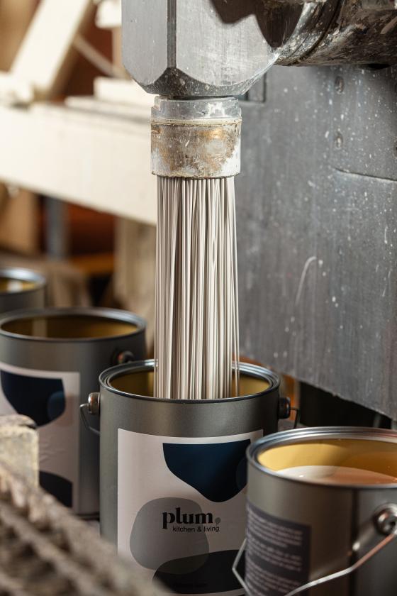 Fabrication de la peinture Plum Living dans l'atelier Ressource