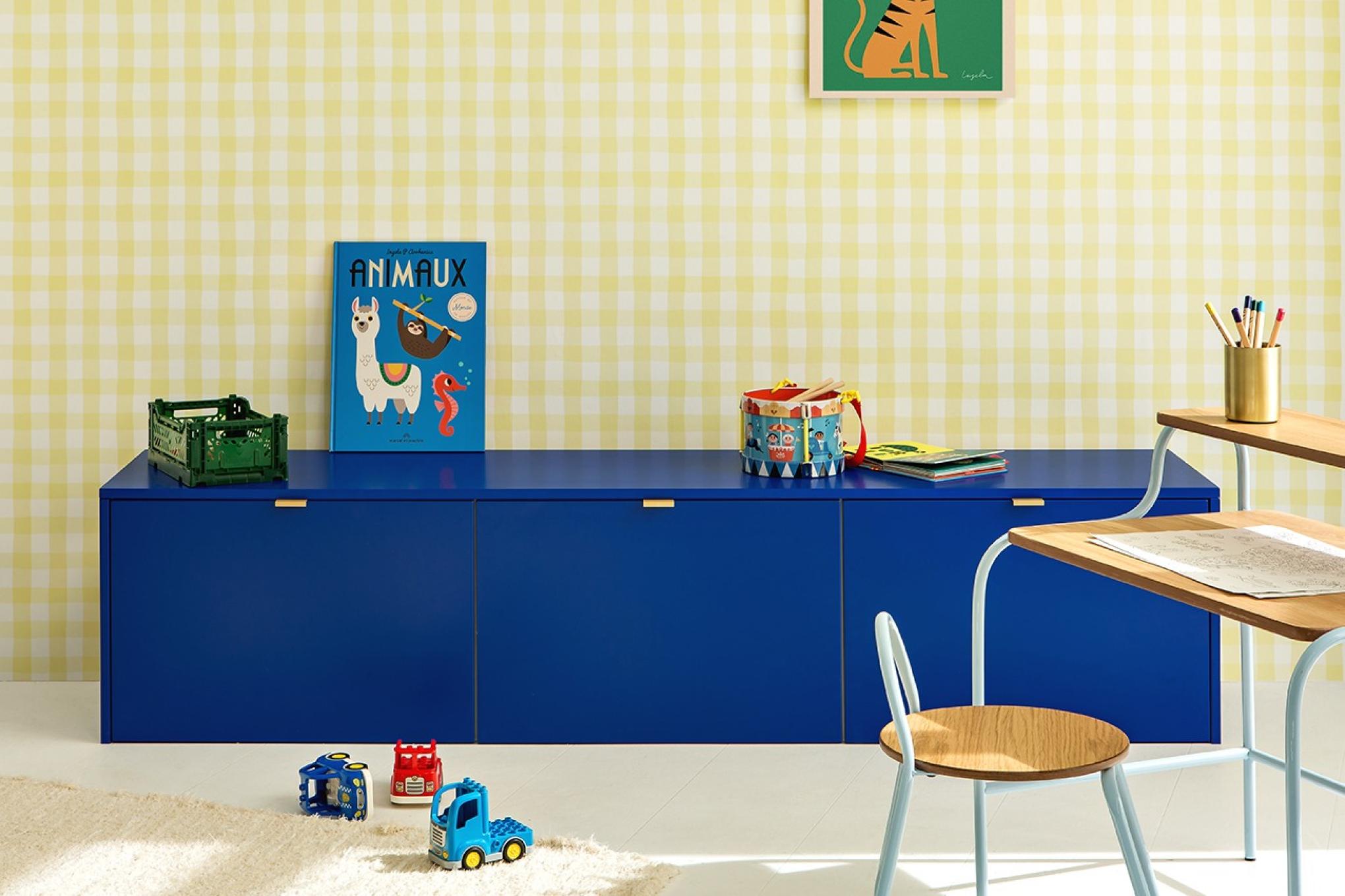 Banquette bleu Electric avec papier peint Vichy jaune