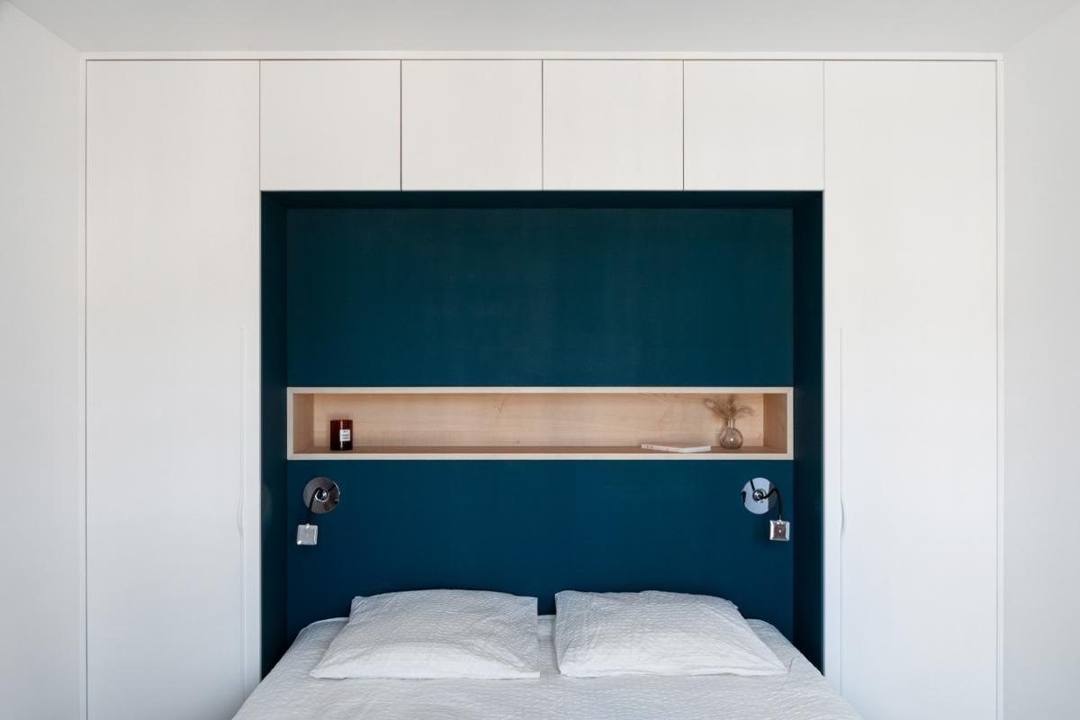 Wardrobe x headboard in Blue 02 - Bleu nuit, white alcove