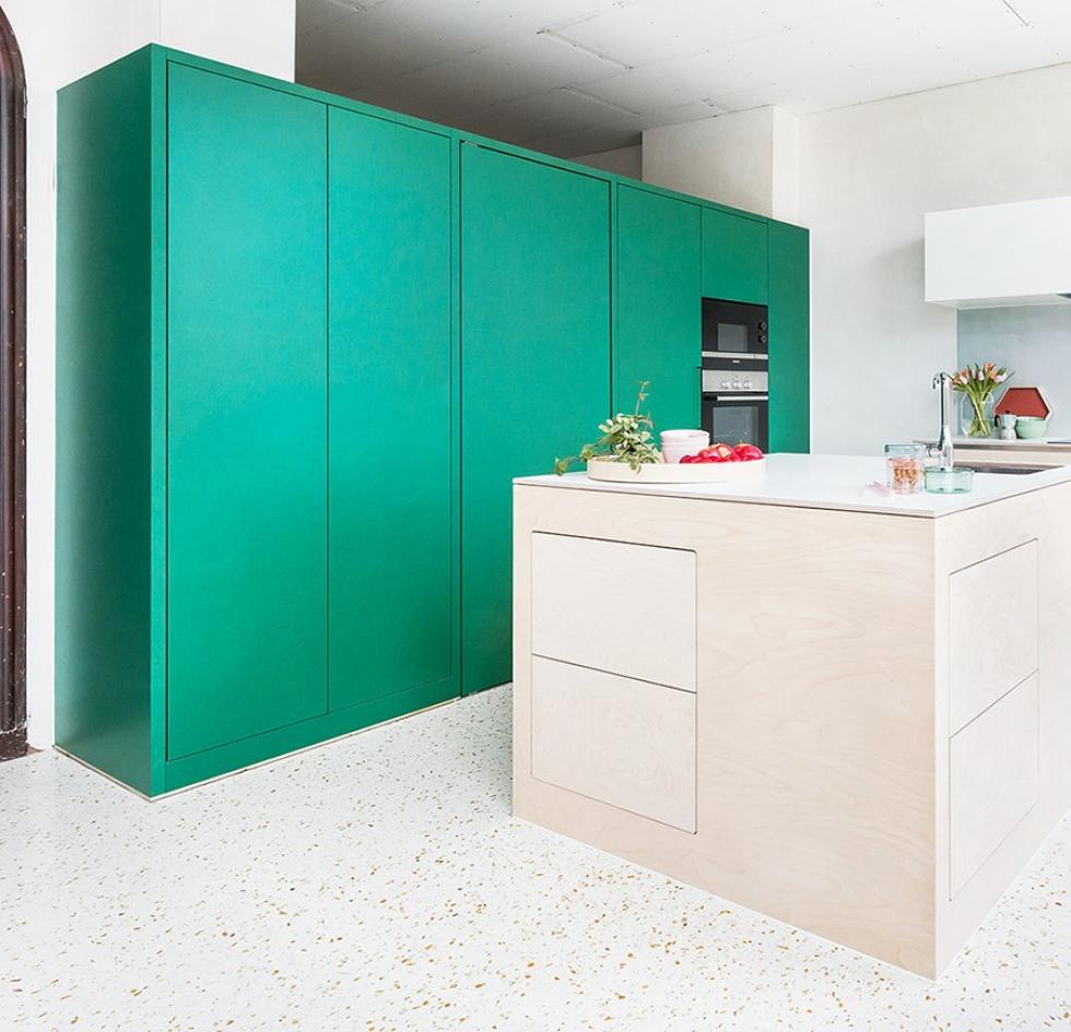 Green plywood kitchen by Fermetti