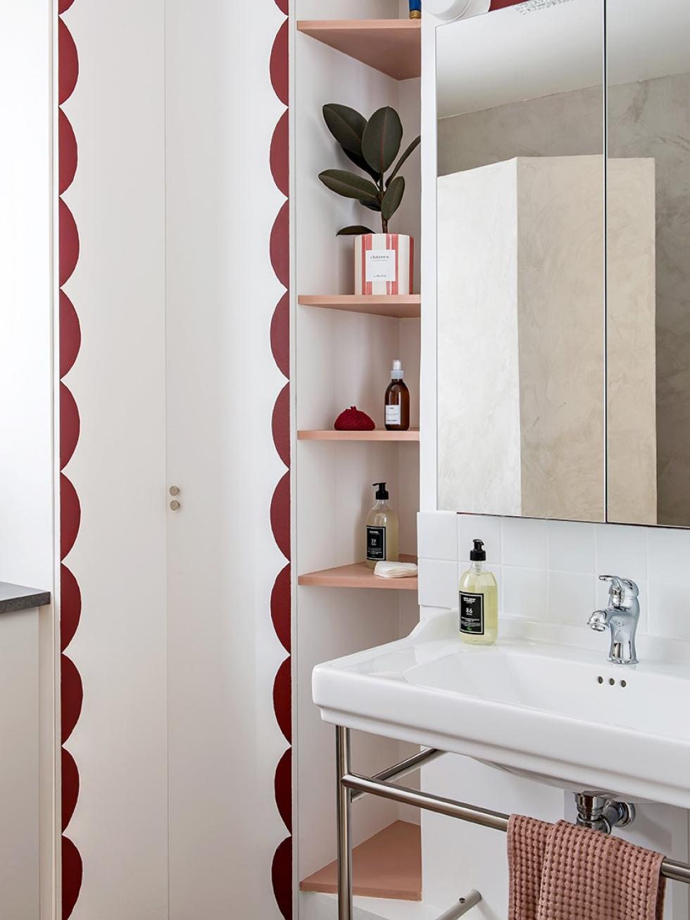 Petite salle de bain avec béton ciré et détails peints en Tuile