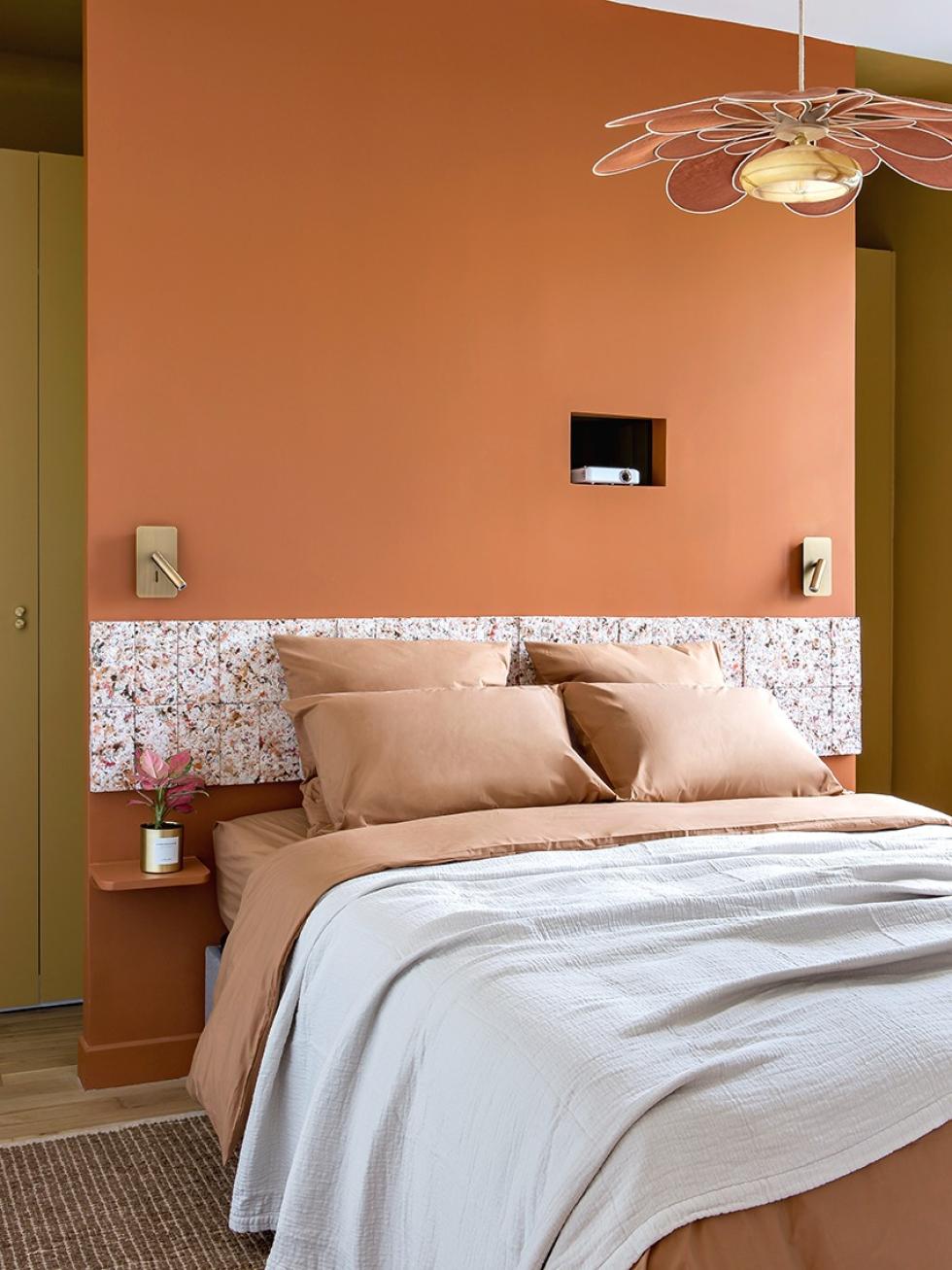 Chambre parentale rétro dans les tons terracotta