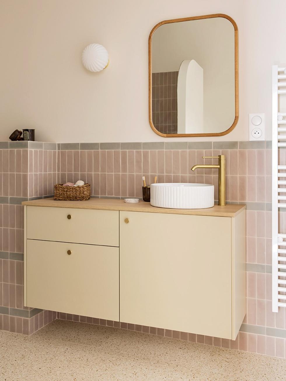 Salle de bain Sable avec accesoires en laiton et carreaux roses