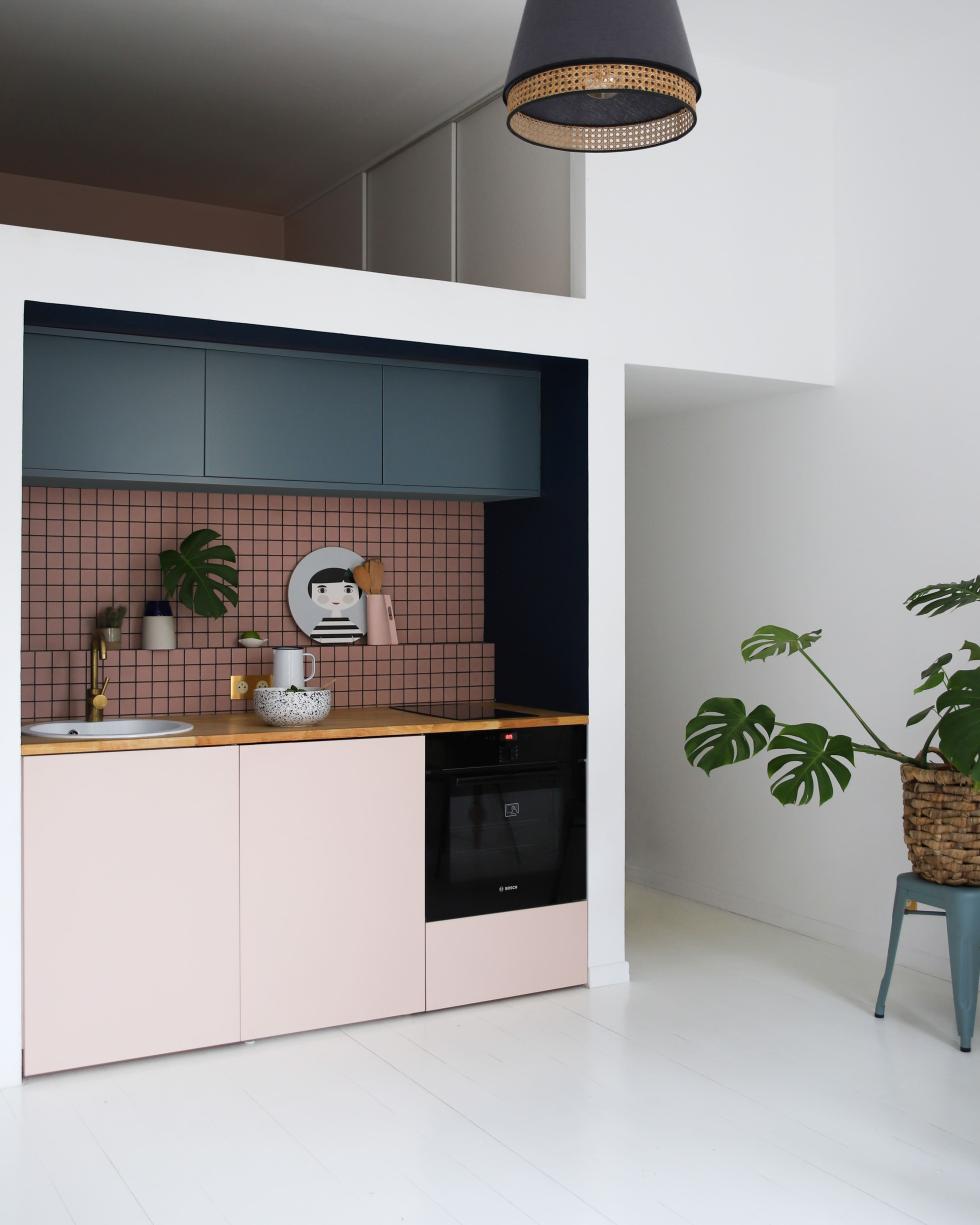 Cuisine bleu paon beige rosé