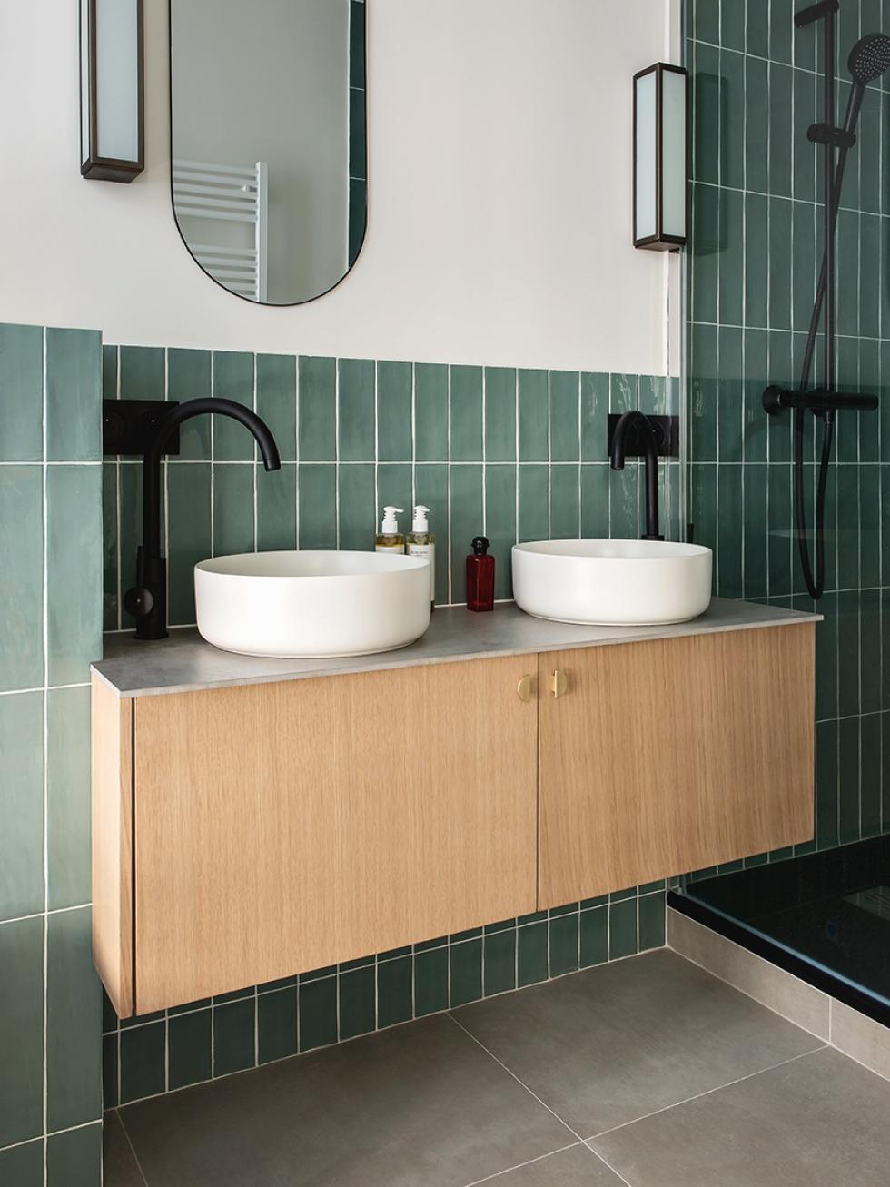 Meuble de salle de bain suspendu en chêne naturel avec carreaux de carrelage verts