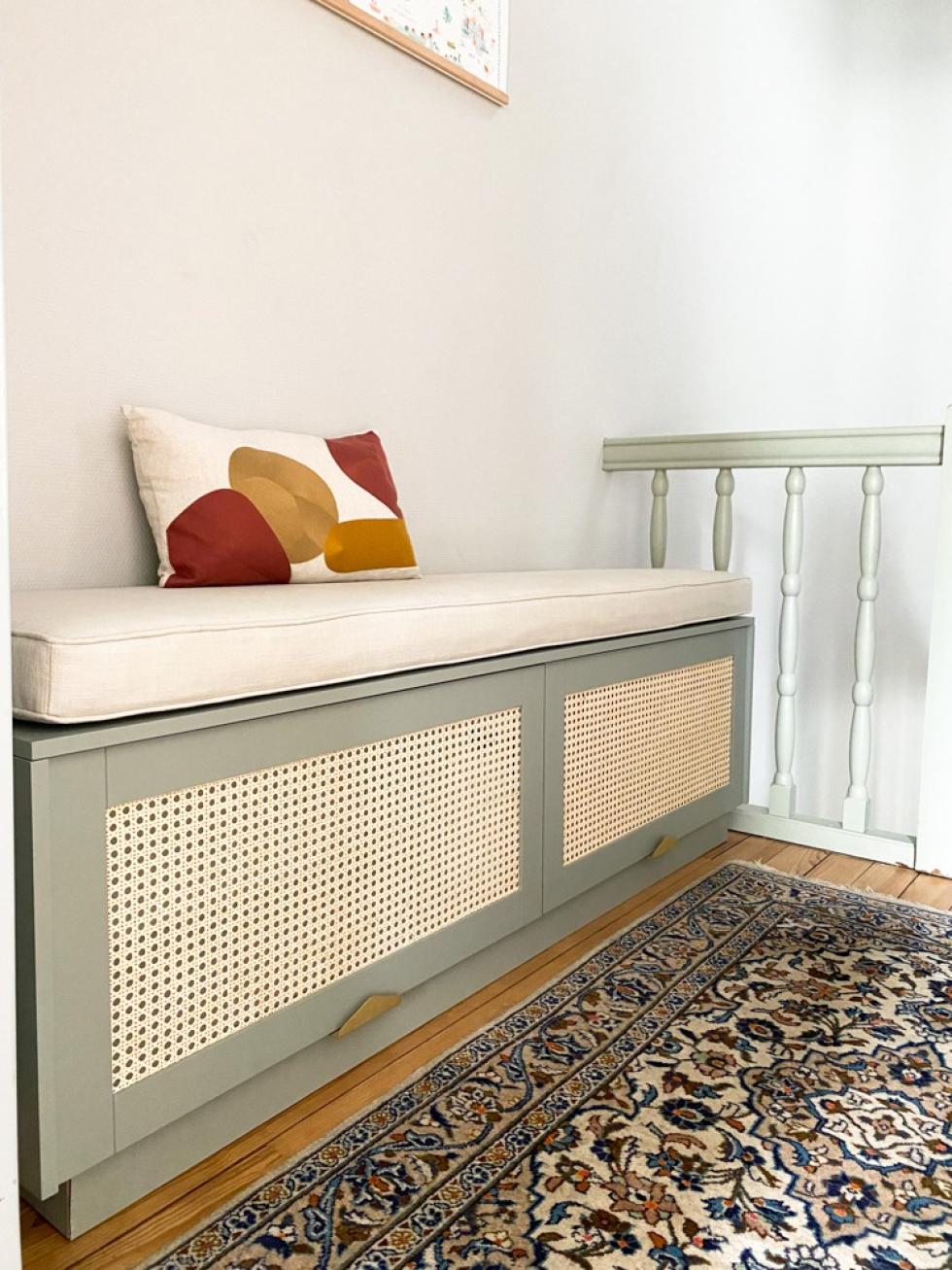 Banquette en cannage réalisé avec nos façades Stone et poignées Delta laiton.