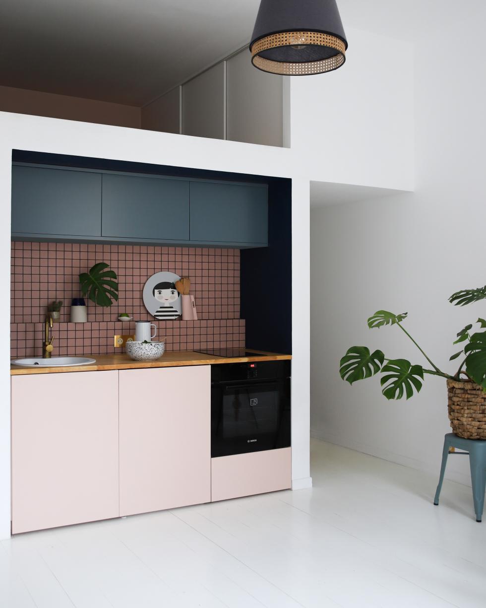 Projet réalisé par @miss_etc avec nos façades lisses en laque mate Beige rosé et Bleu paon