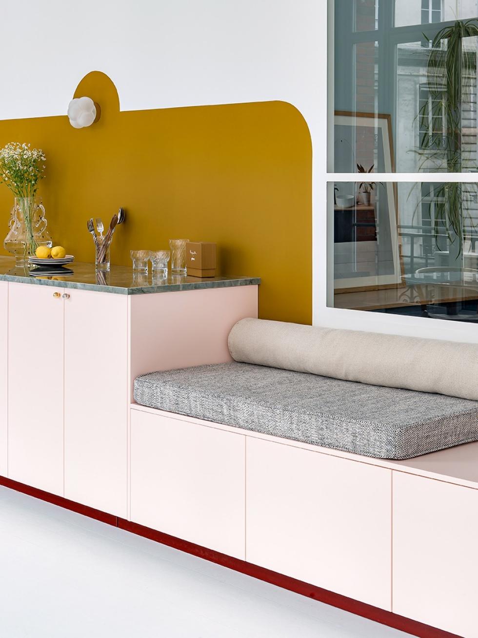 Cuisine Plum Living Rose calcaire avec banquette imaginée par Margaux Keller