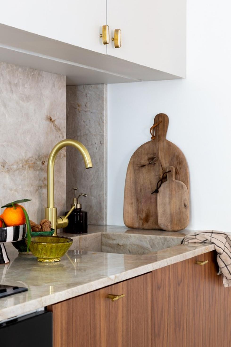 Kitchen in walnut, brass mixer tap