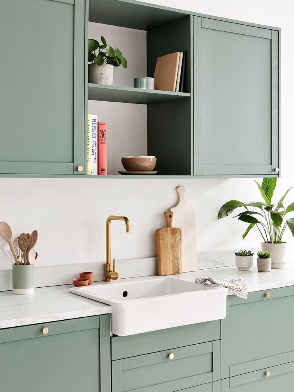 Cuisine shaker vert de gris étagères ouvertes