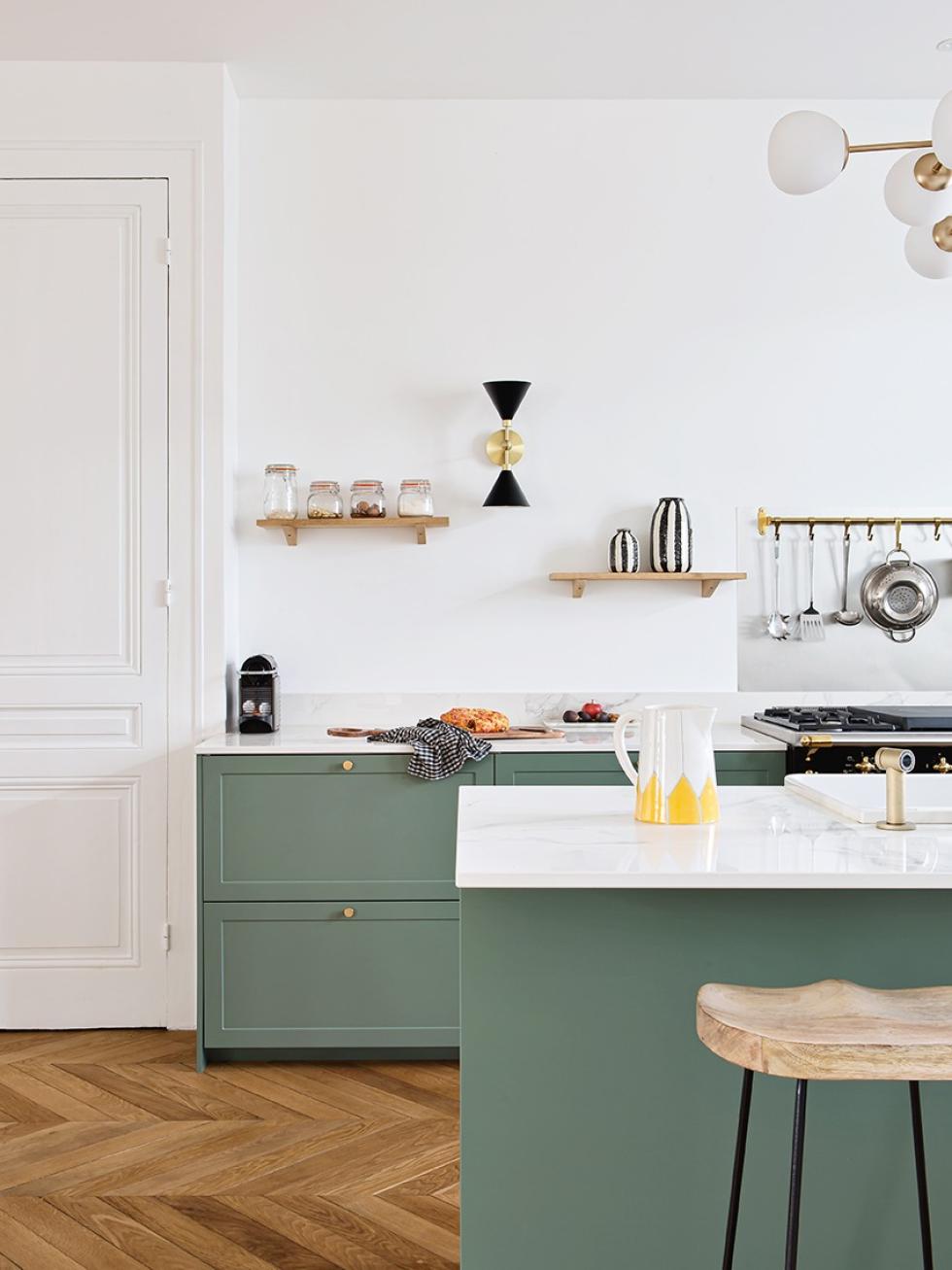 Projekt umgesetzt mit unseren mattlackierten Rahmenfronten in Grün 03 - Vert de Gris, Messinggriffe Mini-Rond - ⓒ Hervé Goluza für Plum Living