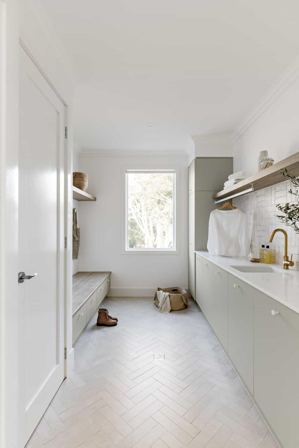 Buanderie avec rangements et banquette