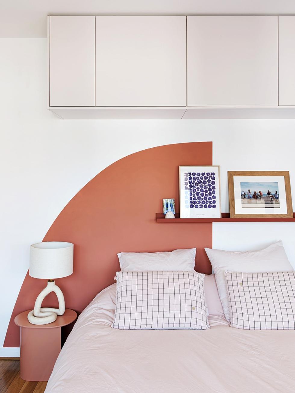 Tête de lit suspendue beige rosé