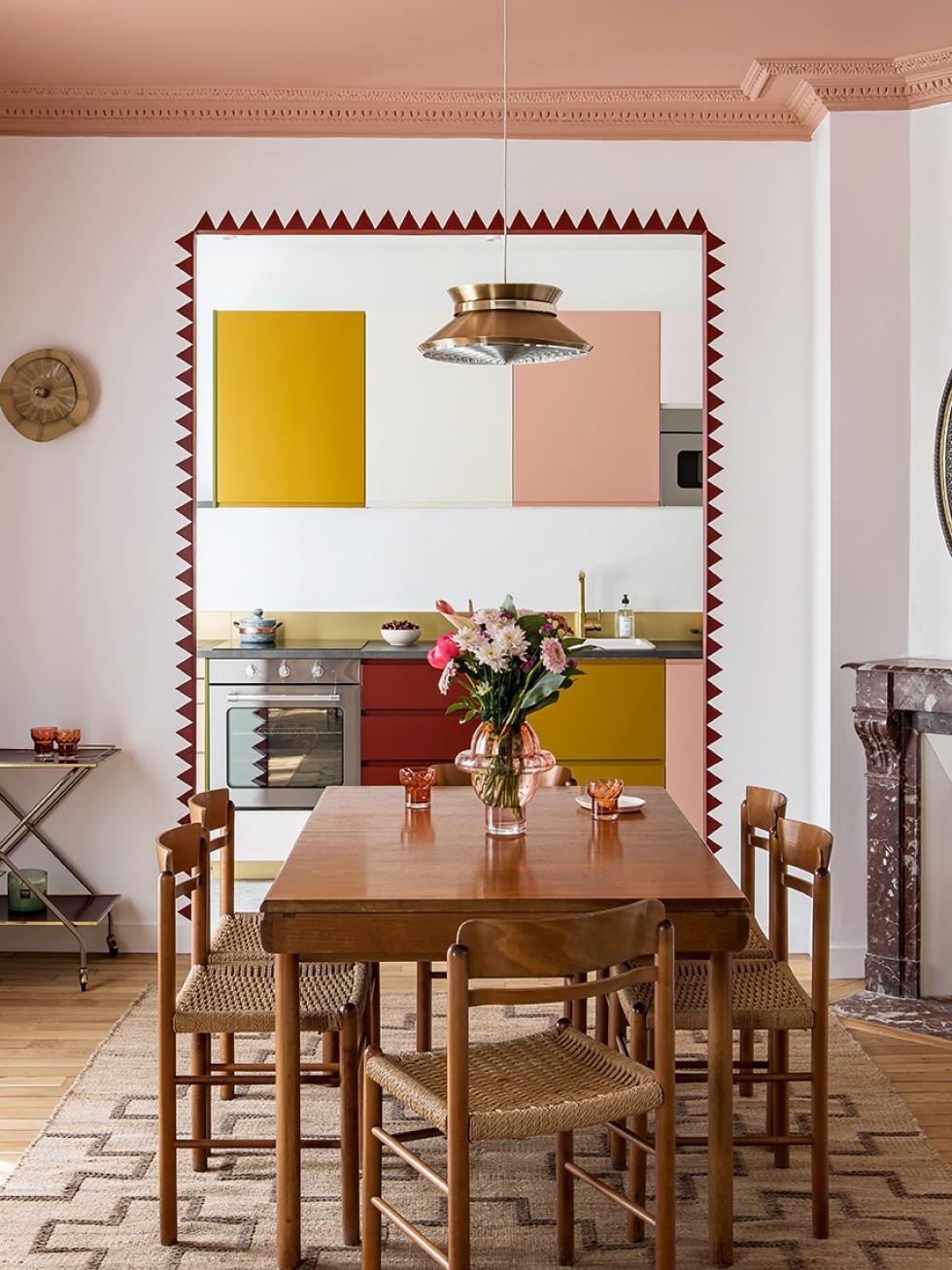 Cuisine ouverte sur salon avec mobilier chiné