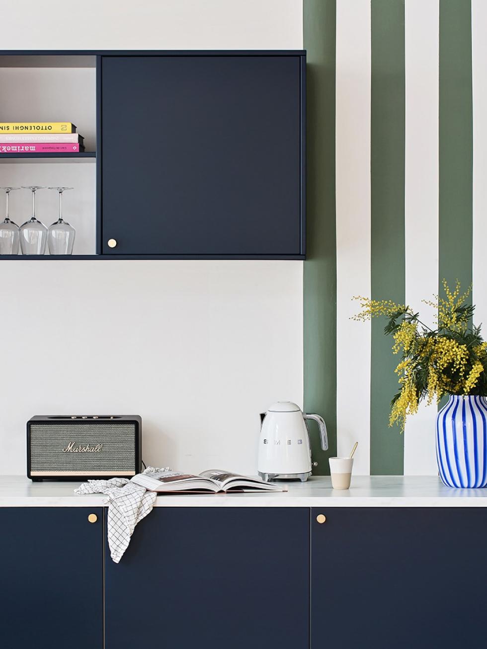 Projet réalisé avec nos façades en laque mate Bleu Nuit et peinture Plum Living Vert de Gris