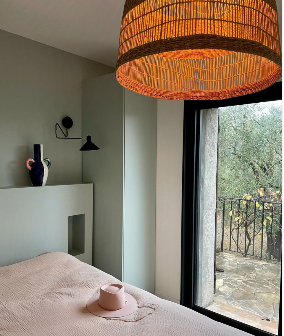 Projet d'inspiration de chambre avec table de nuit intégrée