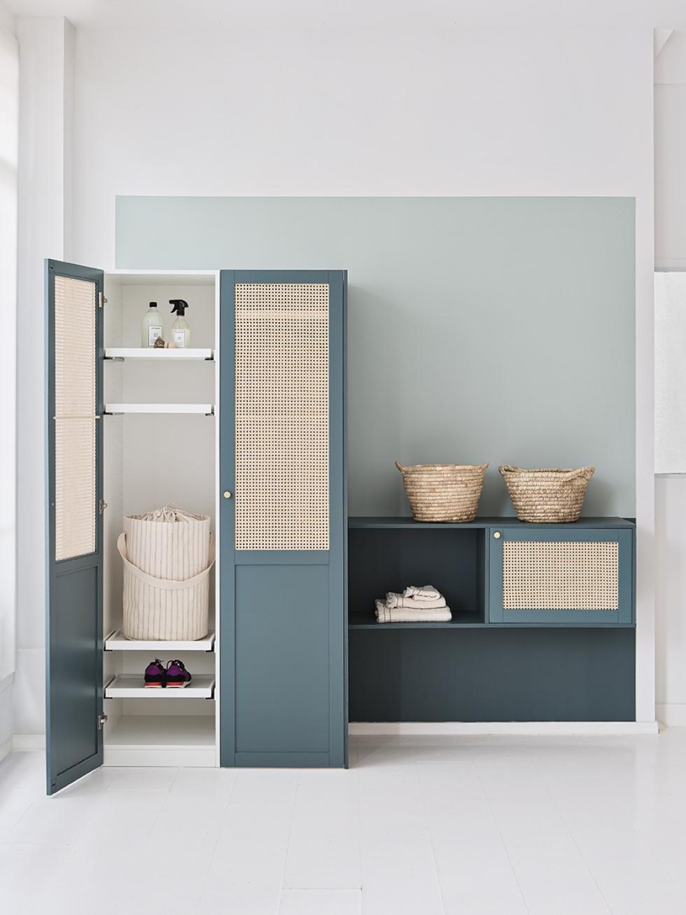 Lingère Bleu paon en cannage réalisée avec des caissons Pax et des caissons Metod Ikea.