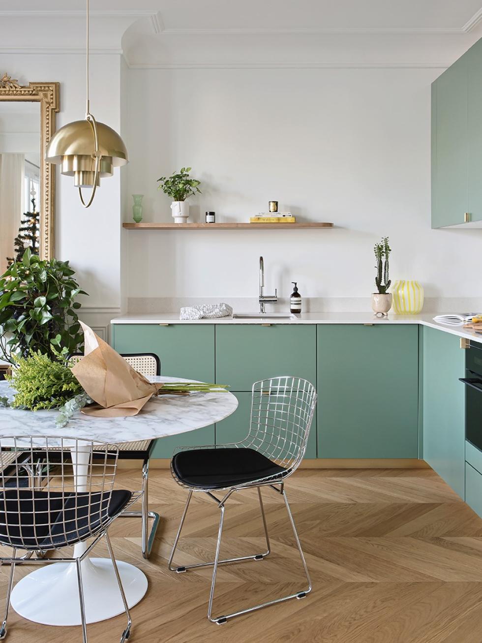 Cuisine vert de gris soulignée de laiton, étagère flottante arrondie en chêne