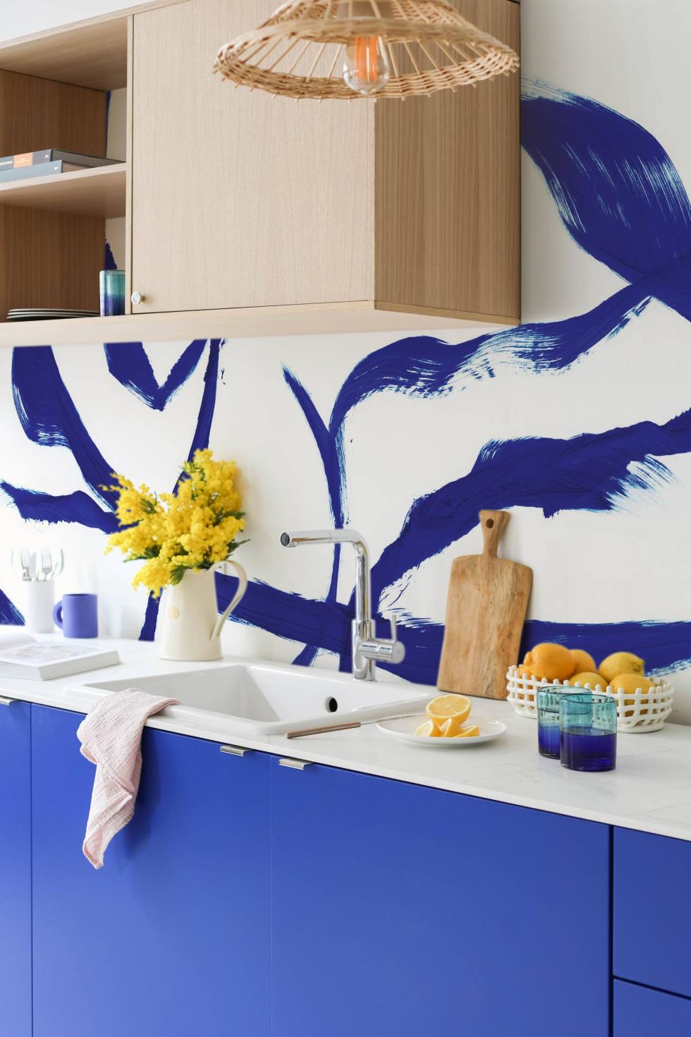 Cuisine Bleu electric et Chêne naturel, avec papier peint bleu.