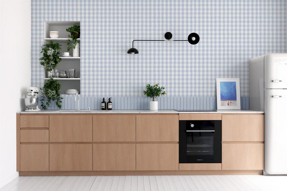Cuisine en chêne naturel avec papier peint Vichy