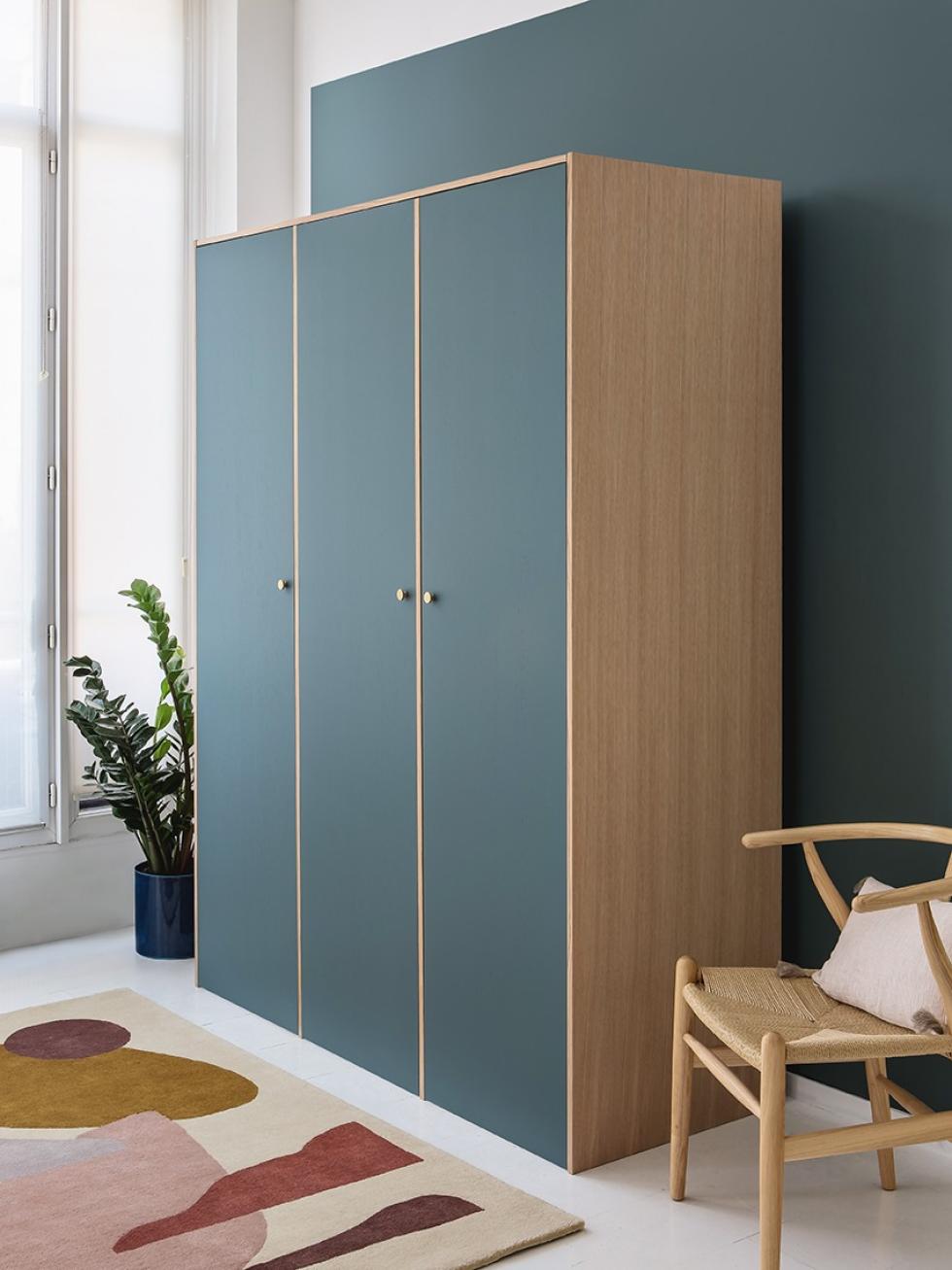 Zweifarbiger Kleiderschrank in “Bleu paon” und Eiche natur