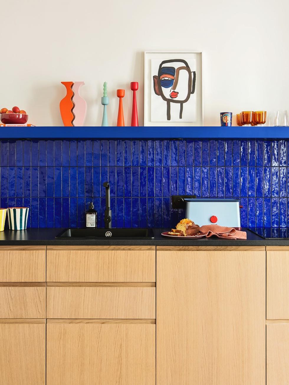 Cuisine en chêne naturel avec crédence de carreaux Bleu electrique