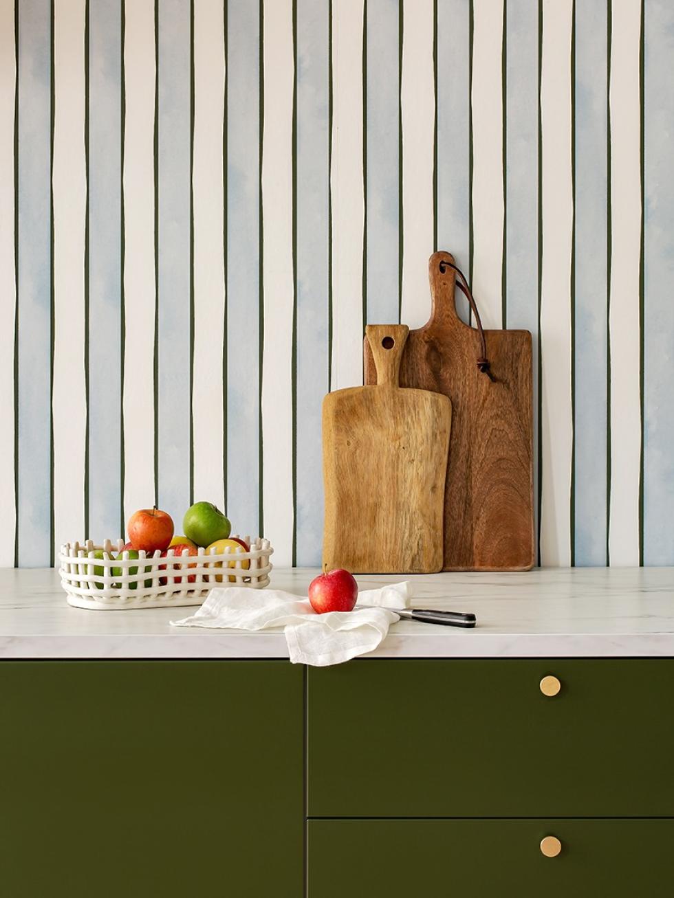 Cuisine Olive avec papier peint à rayures aux inspirations British