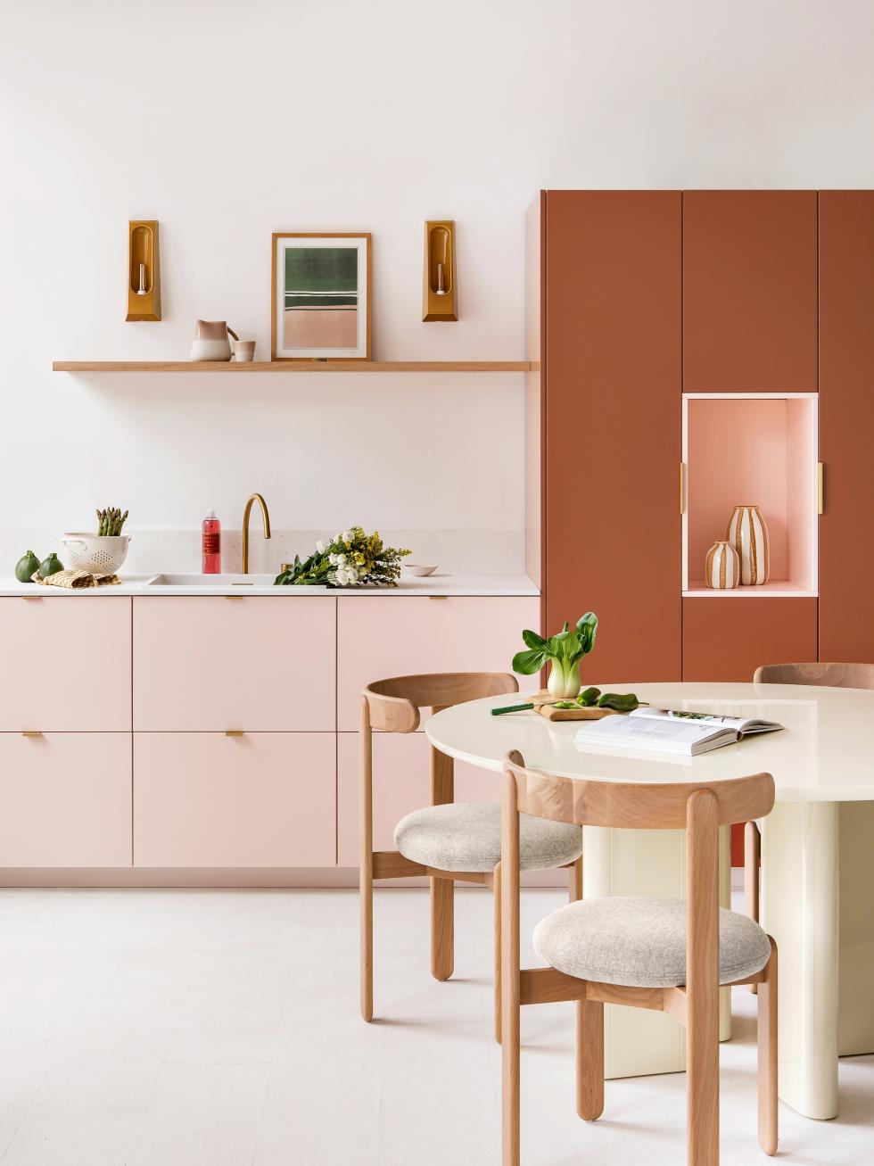 Cuisine marron Fauve et Rose calcaire, avec niche de rangement, et étagère flottante
