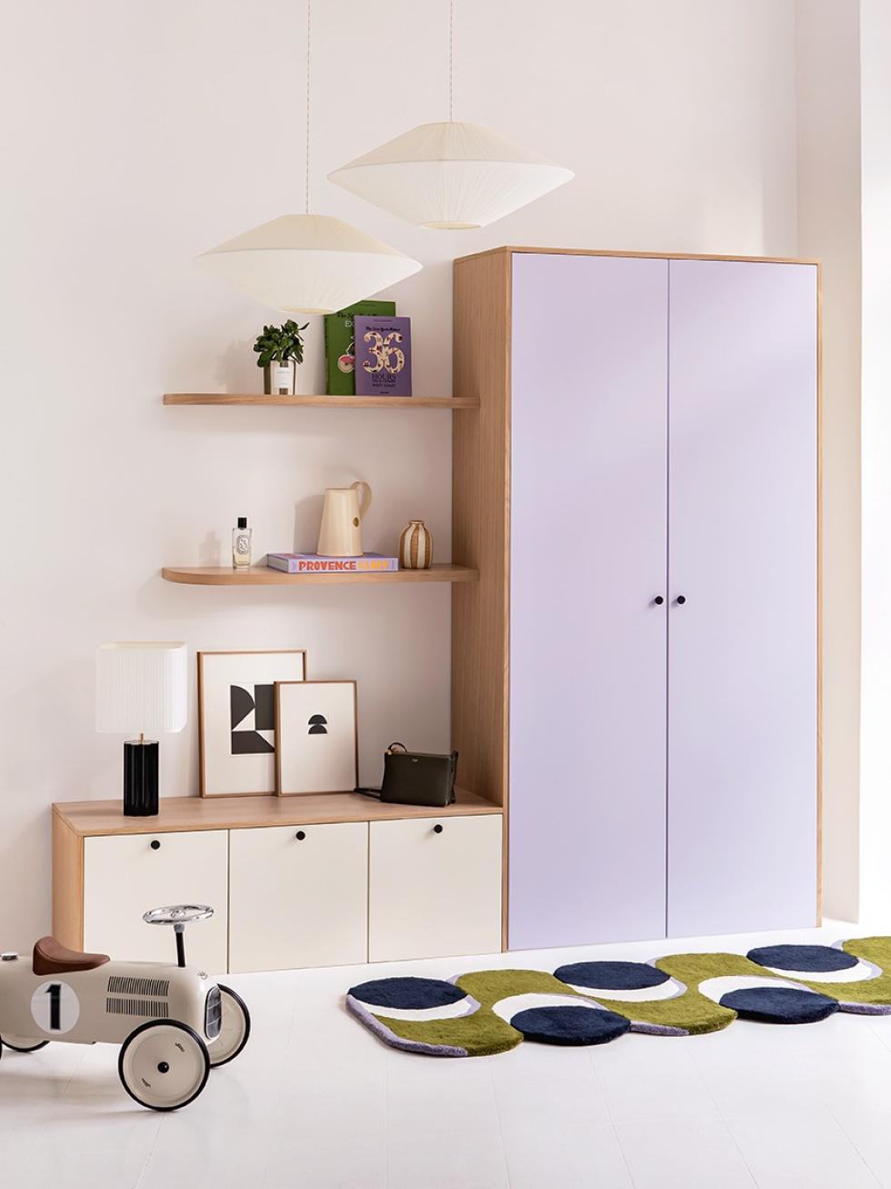 Dressing Lilas, Ivoire et Chêne naturel avec étagères flottantes