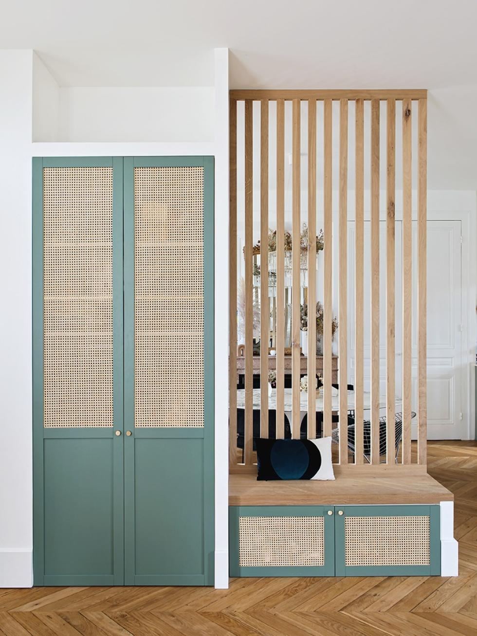 Projet réalisé avec nos portes Vert de Gris  ⓒ Hervé Goluza pour Plum Living